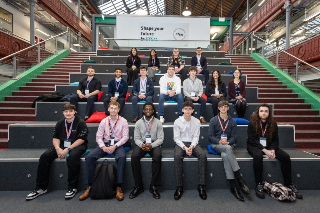 Los aprendices se reúnen antes de una sesión de preguntas y respuestas en el evento National Apprenticeship Week en Leeds